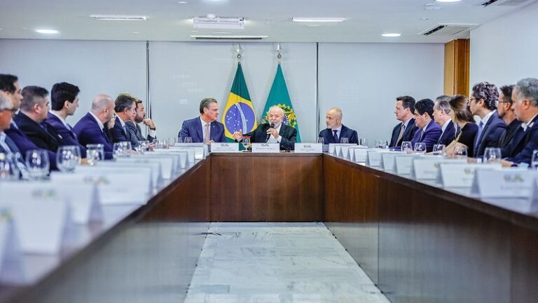 apos-reuniao-no-planalto,-lula-agradece-donos-de-empresas-por-doacao-de-duas-toneladas-de-carne-aos-gauchos