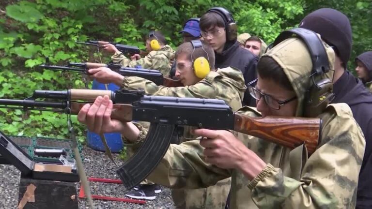 com-russia-em-guerra,-adolescentes-trocam-sala-de-aula-por-campo-de-tiro