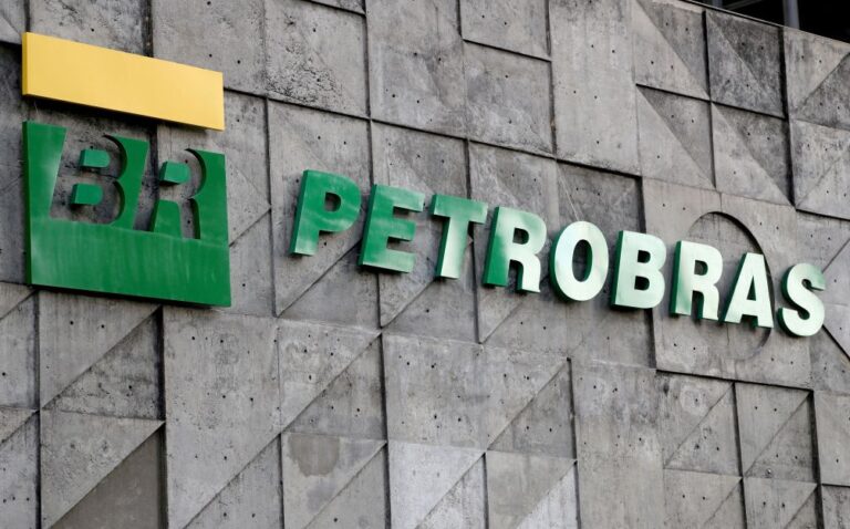 acoes-da-petrobras-sobem-quase-1%-acompanhando-alta-do-petroleo-no-mercado-internacional