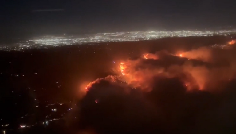 “apocalipse”:-passageiro-de-aviao-faz-video-de-incendio-florestal-na-california